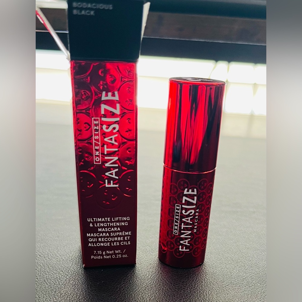 One Size Fantasize Mascara. Lifting and Lengthening in Shade Bodacious Black